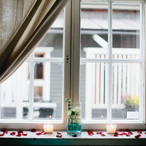Ruusun terälehtiä ikkunalaudalla 
