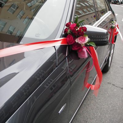 Hääauto on koristeltu kukkasin