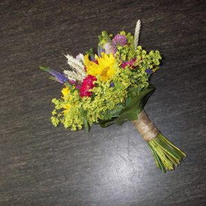 Hääkimppu kuin luonnonkukista