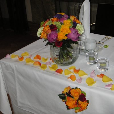 Värikäs hääkimppu ja morsiuspöydän koristeet
